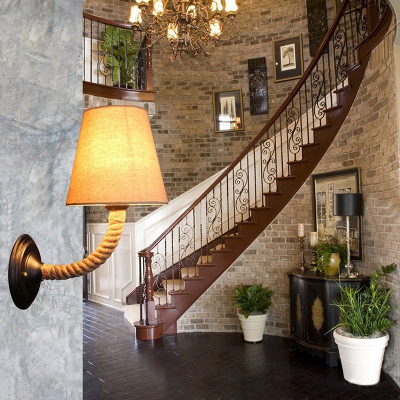 Frendorf | 1 Licht Conische Wandlamp Lodge Stijl Beige Stoffen Wandverlichting met Rope Gebogen/Hoekarm voor Restaurant