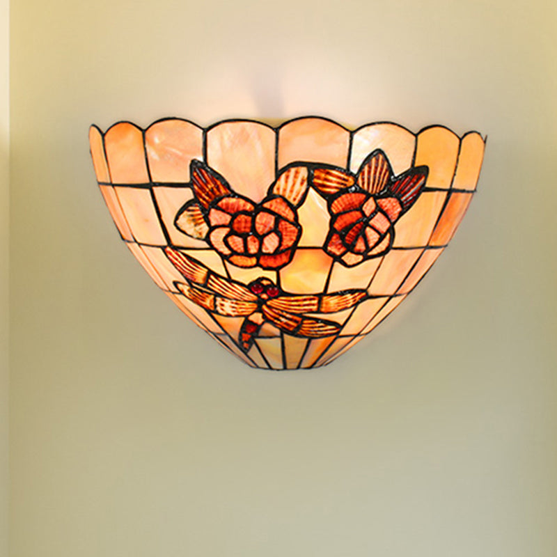 Frendorf | Beige Wandlamp met Komschaduw Tiffany-stijl Handgemaakte Schelp Wandlamp Licht met Rozen- en Libellepatroon