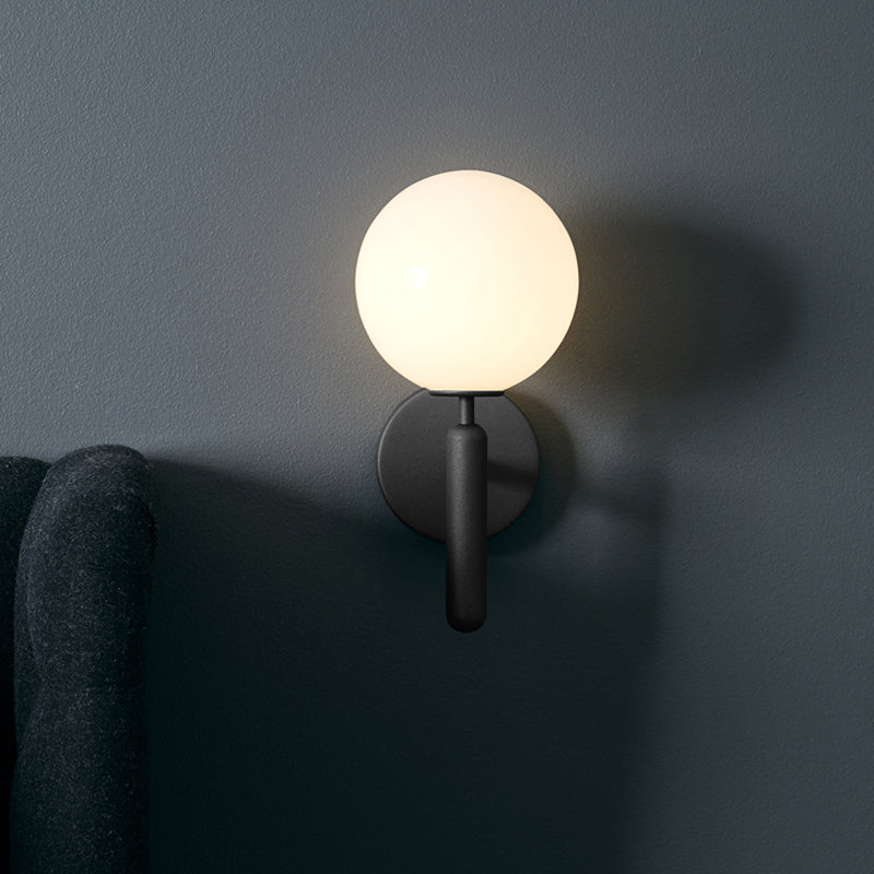 Frendorf | 1-Licht Nachttisch Wandlampe Einfache Schwarze Wandmontierte Lichtarmatur mit Ball Weiß/Klar Wasser Glas Schirm