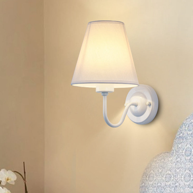 Frendorf | Schwarz/Braun/Beige Cone Wandlampe Nordic 1-Licht Stoff Wandbeleuchtung mit gebogenem Arm in Schwarz/Weiß