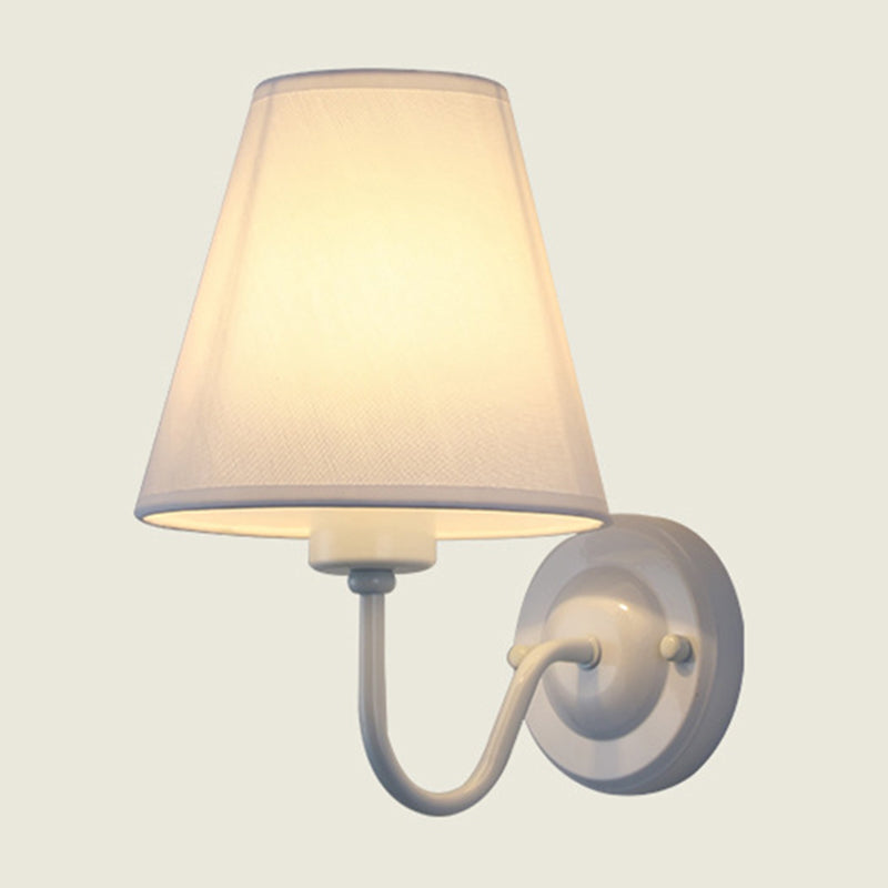 Frendorf | Schwarz/Braun/Beige Cone Wandlampe Nordic 1-Licht Stoff Wandbeleuchtung mit gebogenem Arm in Schwarz/Weiß