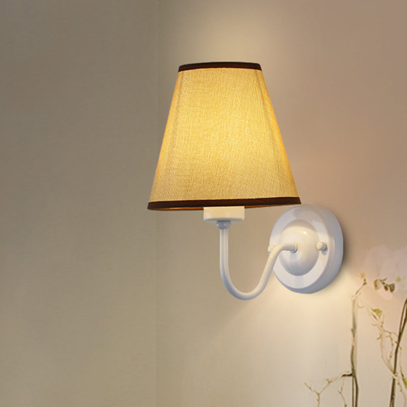 Frendorf | Schwarz/Braun/Beige Cone Wandlampe Nordic 1-Licht Stoff Wandbeleuchtung mit gebogenem Arm in Schwarz/Weiß