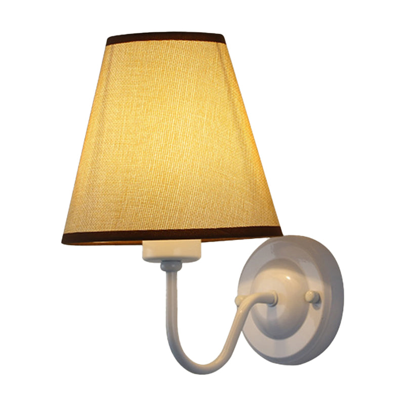 Frendorf | Schwarz/Braun/Beige Cone Wandlampe Nordic 1-Licht Stoff Wandbeleuchtung mit gebogenem Arm in Schwarz/Weiß