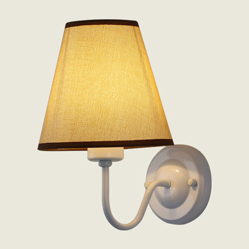 Frendorf | Schwarz/Braun/Beige Cone Wandlampe Nordic 1-Licht Stoff Wandbeleuchtung mit gebogenem Arm in Schwarz/Weiß
