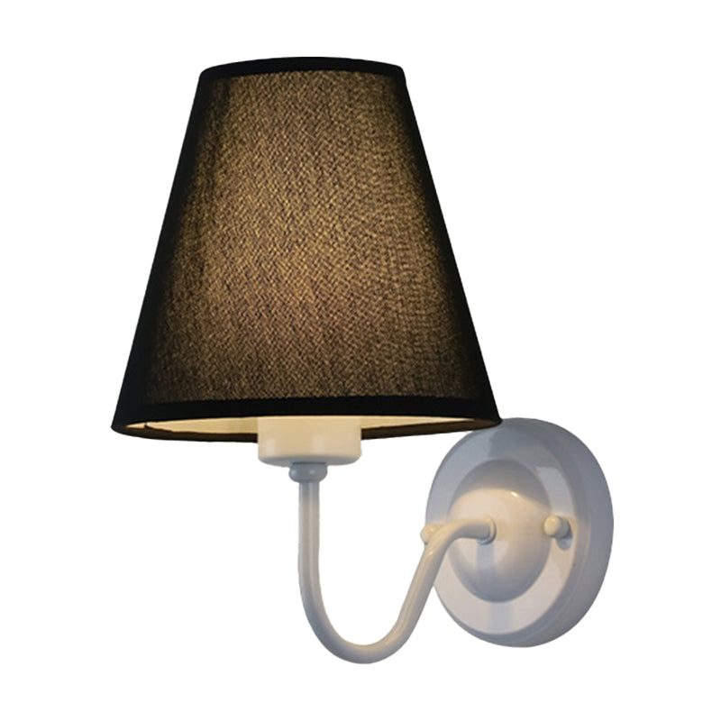 Frendorf | Schwarz/Braun/Beige Cone Wandlampe Nordic 1-Licht Stoff Wandbeleuchtung mit gebogenem Arm in Schwarz/Weiß