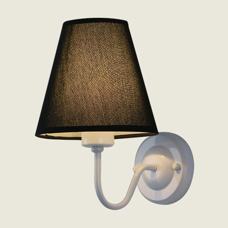 Frendorf | Schwarz/Braun/Beige Cone Wandlampe Nordic 1-Licht Stoff Wandbeleuchtung mit gebogenem Arm in Schwarz/Weiß