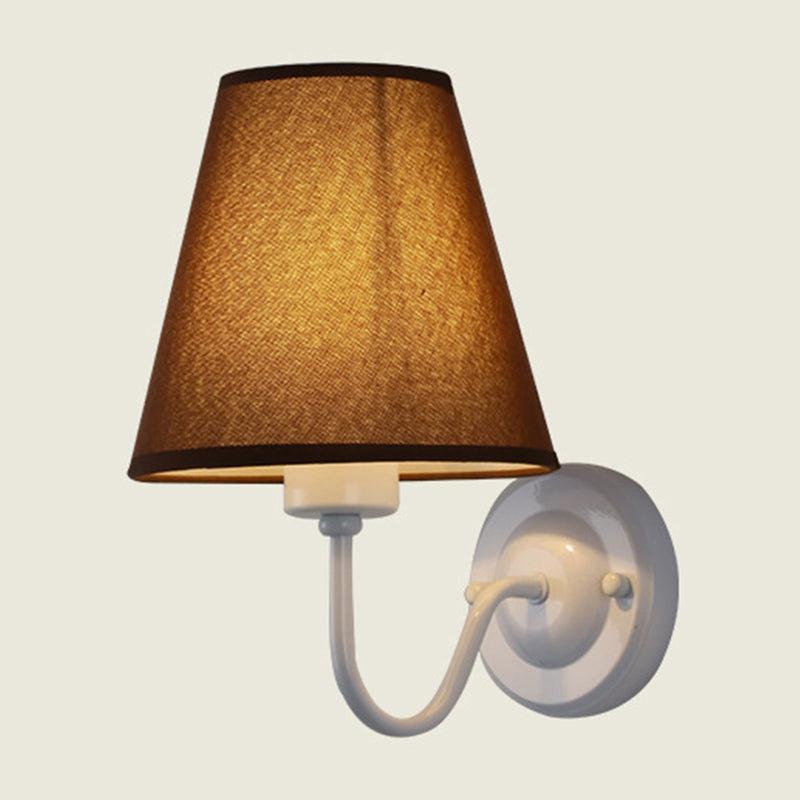 Frendorf | Schwarz/Braun/Beige Cone Wandlampe Nordic 1-Licht Stoff Wandbeleuchtung mit gebogenem Arm in Schwarz/Weiß