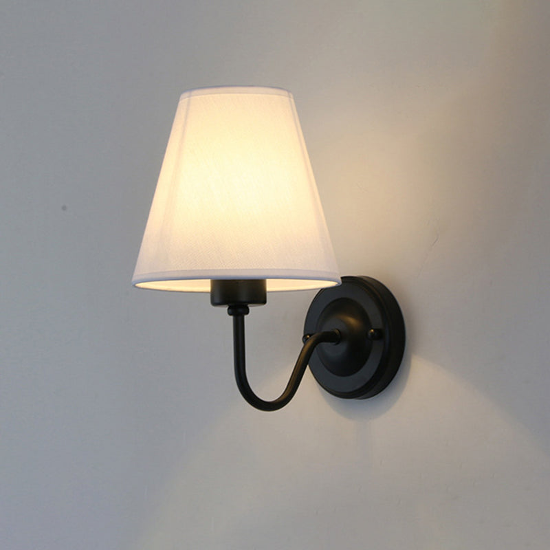 Frendorf | Schwarz/Braun/Beige Cone Wandlampe Nordic 1-Licht Stoff Wandbeleuchtung mit gebogenem Arm in Schwarz/Weiß