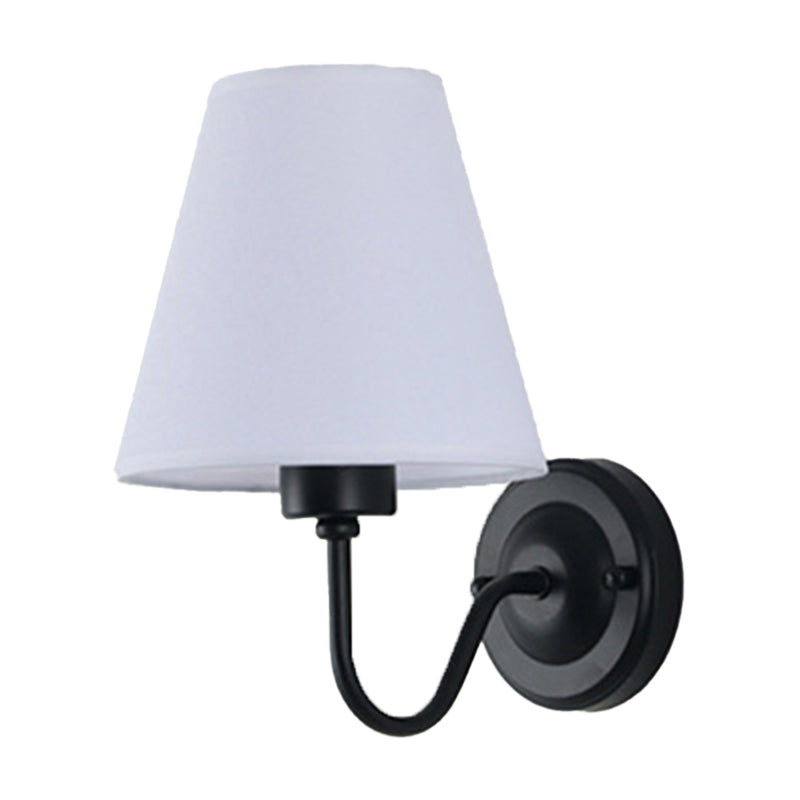 Frendorf | Schwarz/Braun/Beige Cone Wandlampe Nordic 1-Licht Stoff Wandbeleuchtung mit gebogenem Arm in Schwarz/Weiß