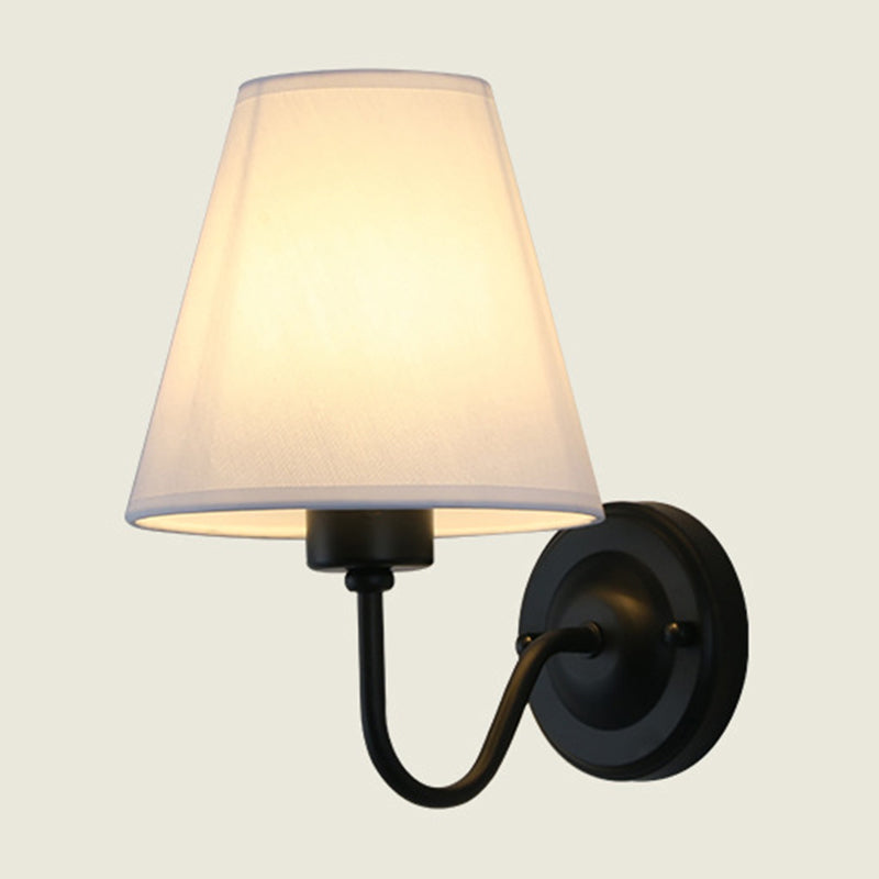 Frendorf | Schwarz/Braun/Beige Cone Wandlampe Nordic 1-Licht Stoff Wandbeleuchtung mit gebogenem Arm in Schwarz/Weiß