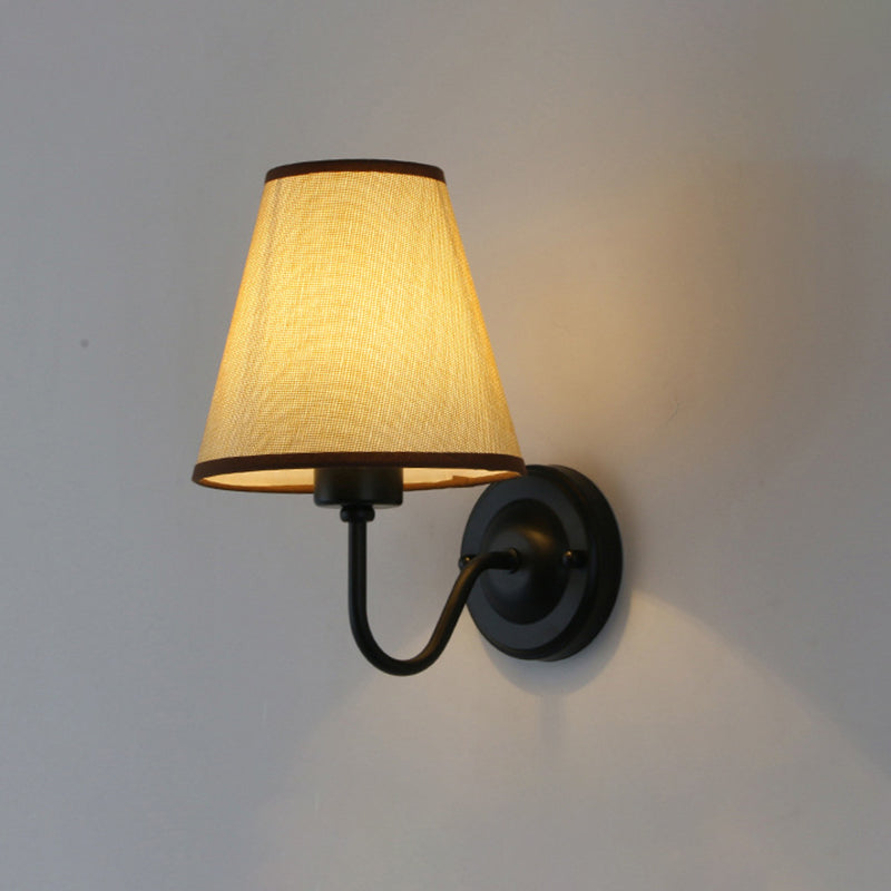 Frendorf | Schwarz/Braun/Beige Cone Wandlampe Nordic 1-Licht Stoff Wandbeleuchtung mit gebogenem Arm in Schwarz/Weiß