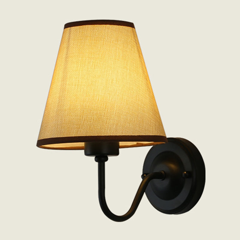 Frendorf | Schwarz/Braun/Beige Cone Wandlampe Nordic 1-Licht Stoff Wandbeleuchtung mit gebogenem Arm in Schwarz/Weiß