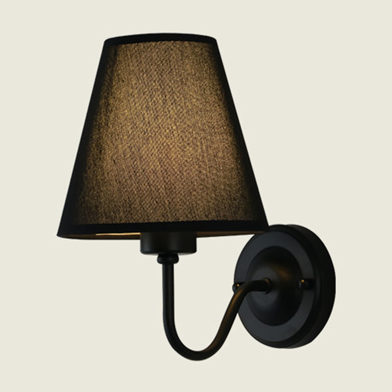 Frendorf | Schwarz/Braun/Beige Cone Wandlampe Nordic 1-Licht Stoff Wandbeleuchtung mit gebogenem Arm in Schwarz/Weiß
