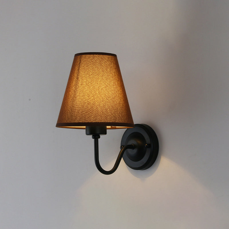 Frendorf | Schwarz/Braun/Beige Cone Wandlampe Nordic 1-Licht Stoff Wandbeleuchtung mit gebogenem Arm in Schwarz/Weiß