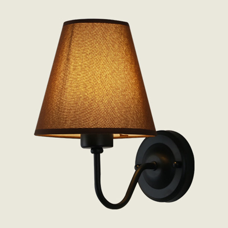Frendorf | Schwarz/Braun/Beige Cone Wandlampe Nordic 1-Licht Stoff Wandbeleuchtung mit gebogenem Arm in Schwarz/Weiß