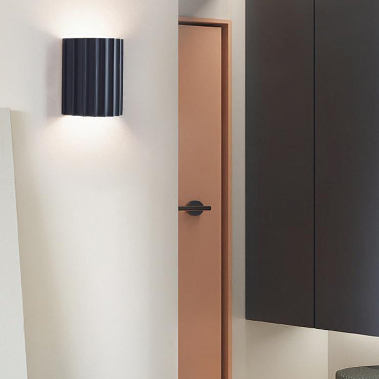 Zeitgenössische skandinavische Harz-Halbsäulen-Wandleuchte mit 2 Lichtern für den Flur