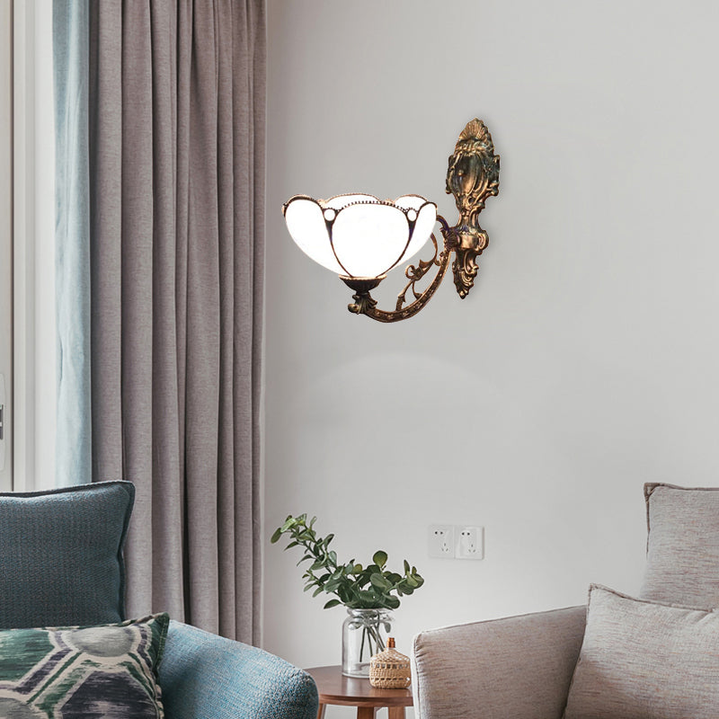 Frendorf | Blau/Beige Blumen Shade Wandleuchte Licht Buntglas 1 Kopf Wandmontage Licht in Antik Messing