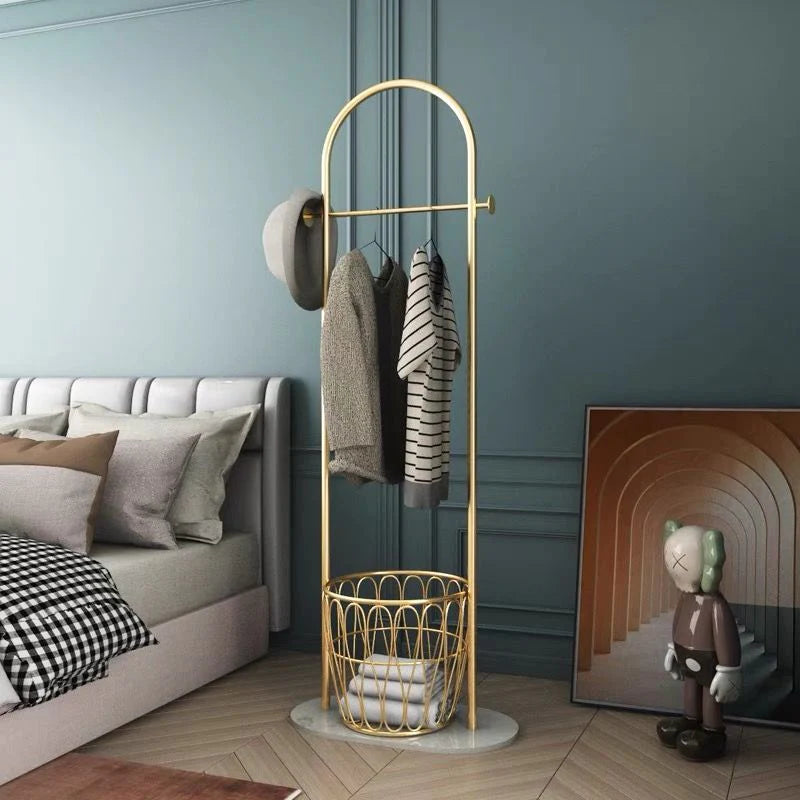 Zeitgenössischer Metall-Garderobenständer Marmorboden Eingangsbereich Kleiderbügel