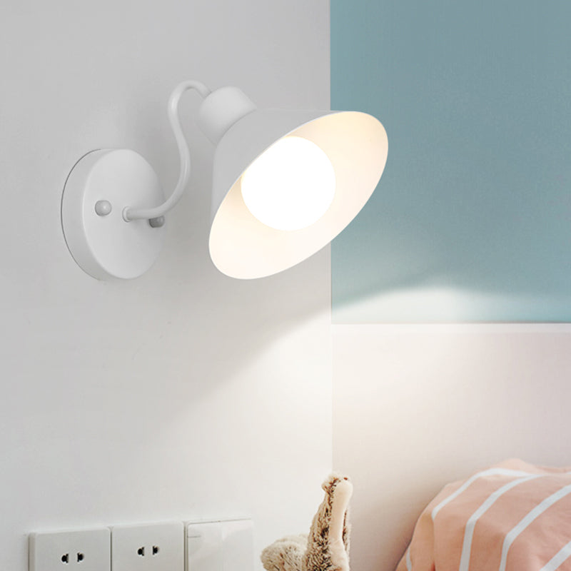 Frendorf | 1 Licht Schlafzimmer Wandlampe Industrieller Stil Weiß/Schwarz Wandleuchte mit Kegel Metallschirm
