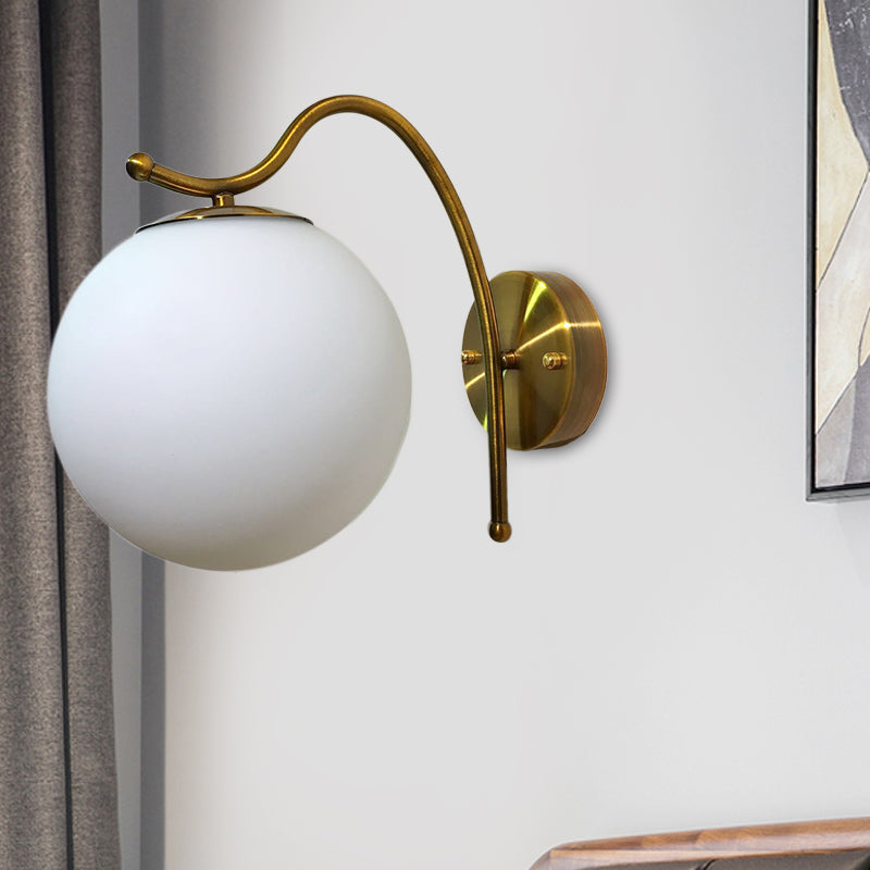 Frendorf | Ball Wandlampe Modern Weiß Glas 1 Kopf Gold Wandleuchte mit Metall gebogenem Arm