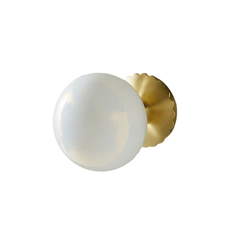 Frendorf | 1 Glühbirne Wohnzimmer Wandleuchte Minimalistische Gold Wandleuchte mit Orb Milchglas Schirm