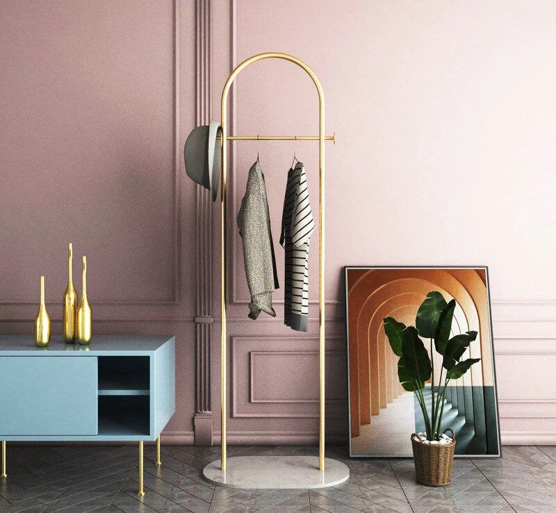 Zeitgenössischer Metall-Garderobenständer Marmorboden Eingangsbereich Kleiderbügel