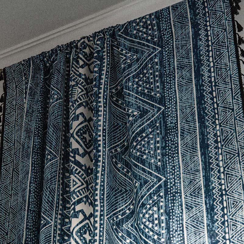 Blaue geometrische Muster lichtfilternder Vorhang