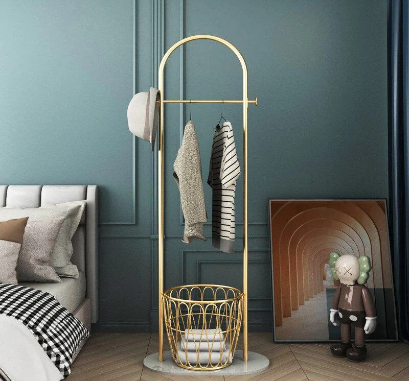 Zeitgenössischer Metall-Garderobenständer Marmorboden Eingangsbereich Kleiderbügel