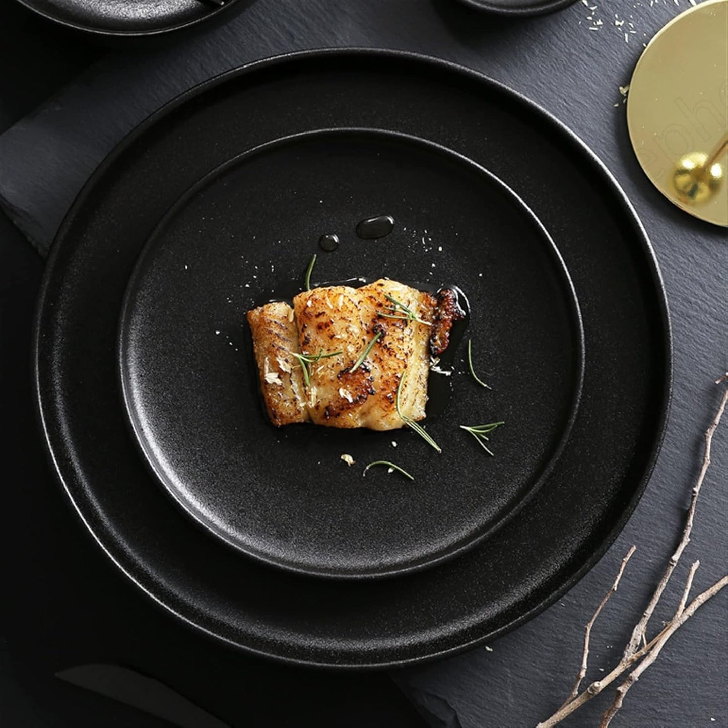 Frendorf | 10-Zoll Frosted Black Plate mit Goldrand Elegantes Keramisches Geschirr für Zuhause und Restaurant Modernes Matt-Finish Strapazierfähig und Kratzfest für den Alltag und besondere Anlässe