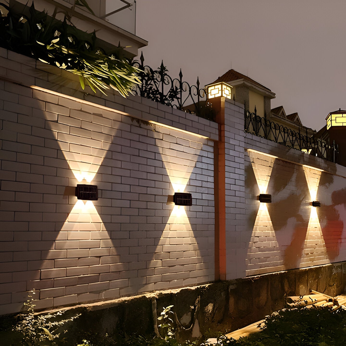 Frendorf | DualLit Gartenbeleuchtung - Wasserdichte LED Solarlampe Garten - Up & Down Außenbeleuchtung