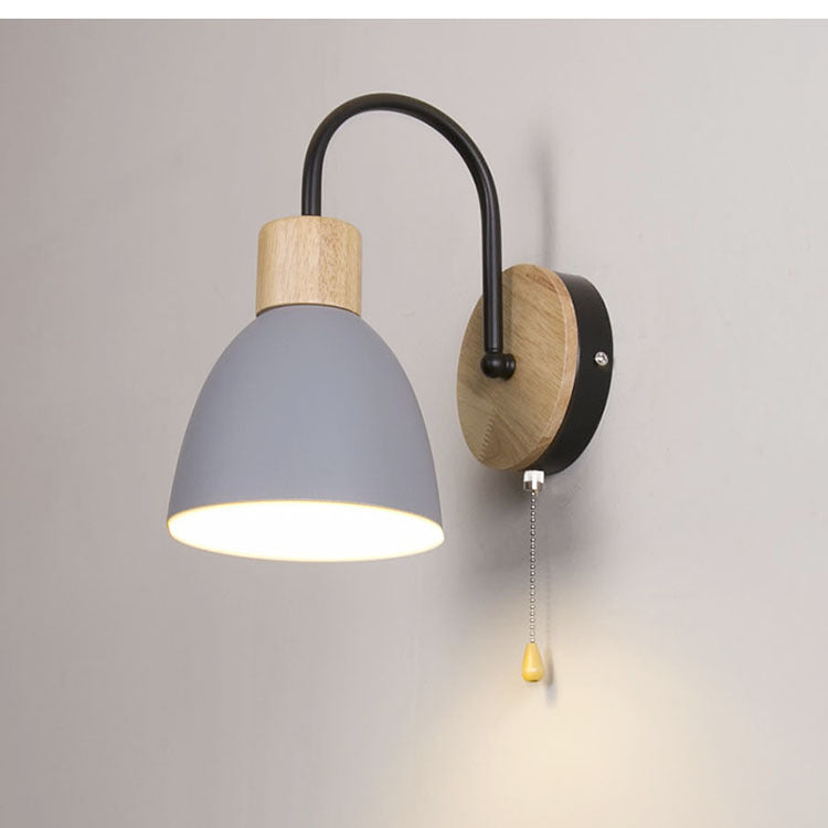 Moderne minimalistische Macaron gebogene Stange Runde Tasse Eisen Holz 1-Licht Wandleuchte Lampe für Schlafzimmer