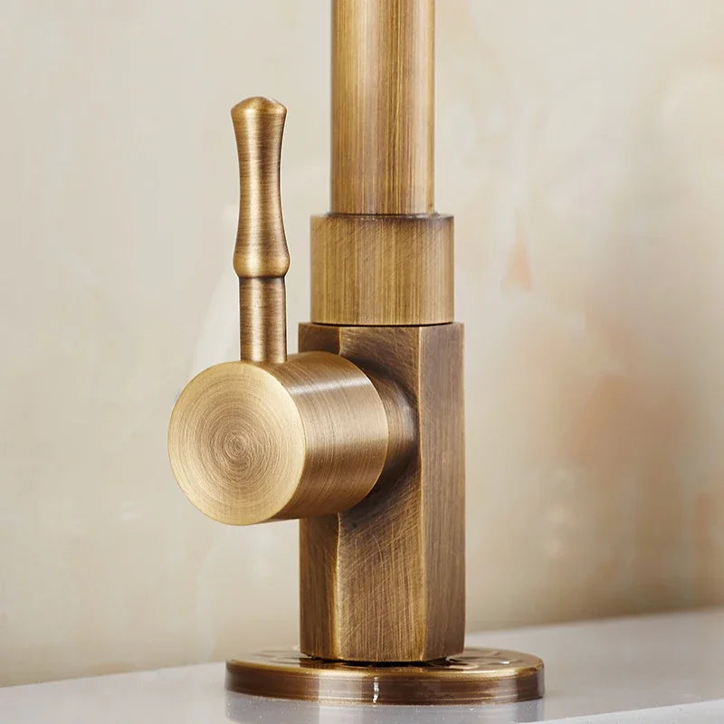 Frendorf | Elegante Schwanenhals Küchenarmaturen aus antikem Messing