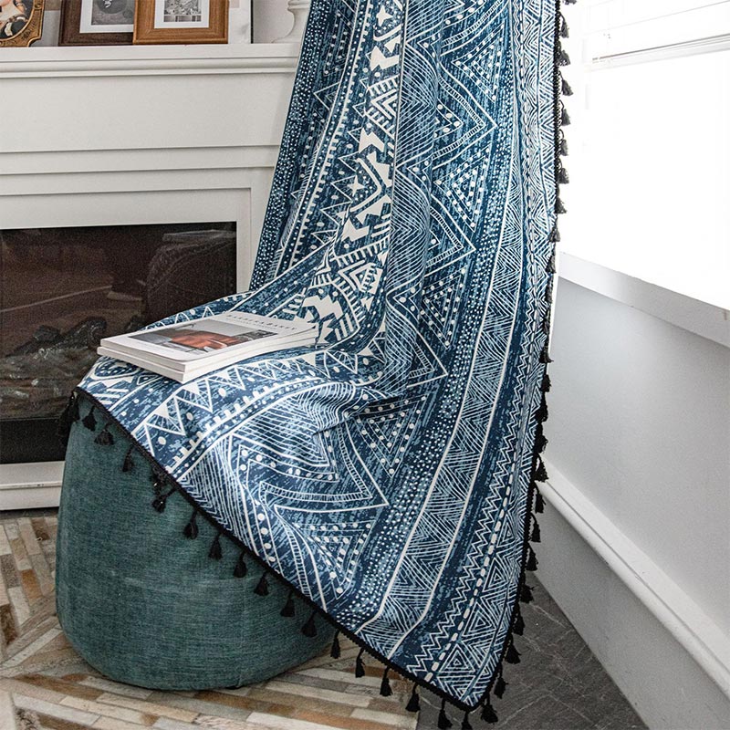 Blaue geometrische Muster lichtfilternder Vorhang