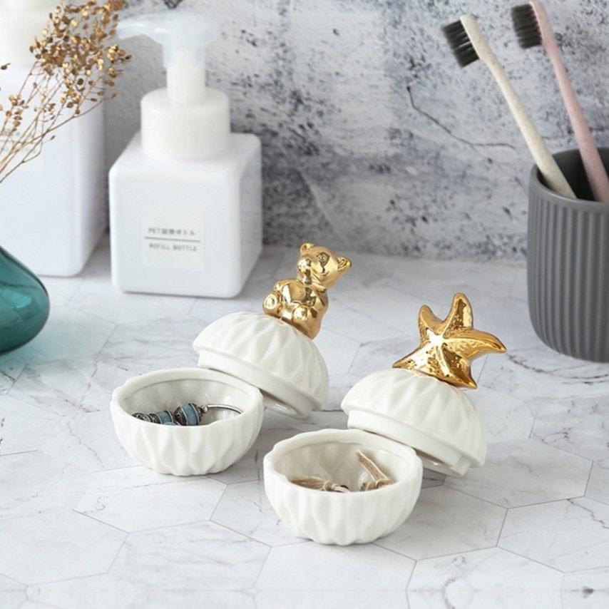 Schmuckaufbewahrung aus Porzellan in Weiß und Gold