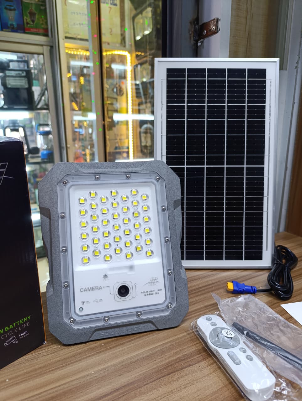Frendorf | 100W Solar Flutlicht mit WiFi CCTV Kamera
