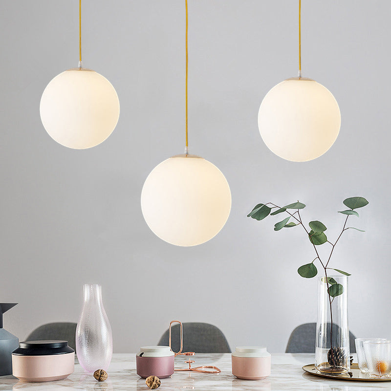 Globe Milky Glass Hängelampe Minimalistische 1-Licht Gold Pendelleuchte für Esszimmer