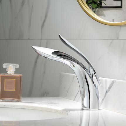 Luxuriöser gebogener Wasserhahn für das Badezimmer
