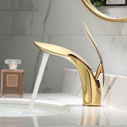 Luxuriöser gebogener Wasserhahn für das Badezimmer