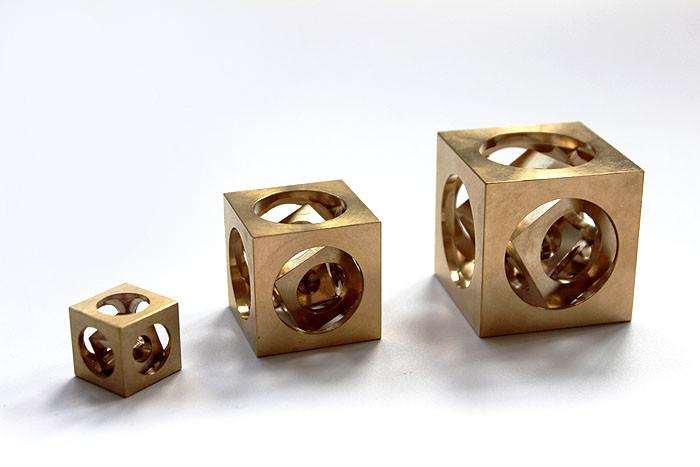 Frendorf | Messing Handgefertigte Drehbearbeitung Quadratischer Geist Ball