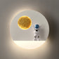 Zeitgenössische kreative Eisenharz runde Astronaut LED Wandleuchte Lampe für Schlafzimmer