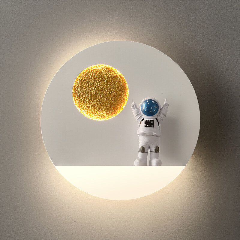 Zeitgenössische kreative Eisenharz runde Astronaut LED Wandleuchte Lampe für Schlafzimmer