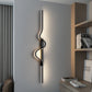 Frendorf | WaveLume LED Wandleuchte | Modernes Aluminium-Design | Welliger Streifen | Für Schlafzimmer & Wohnzimmer