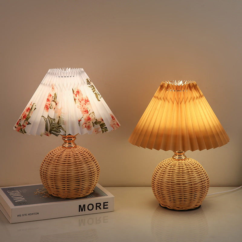 Frendorf | RattaLume Nordic LED Tischlampe | Geflochtenes Rattan & Faltstoffschirm | Stimmungslicht | Deko fürs Schlafzimmer