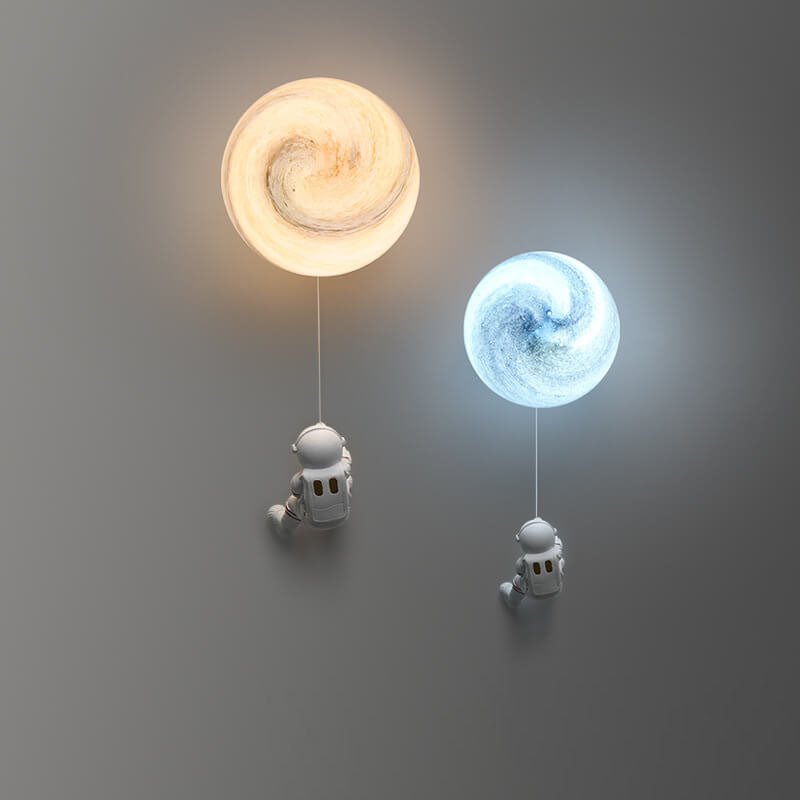 Frendorf | AstroLuxe Kreatives Astronaut Wandlampe | Eisen- und Harzdesign | Einzigartige Beleuchtung für Schlafzimmer | Stimmungslicht