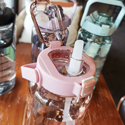 Großer Plastikbecher Tragbare Wasserflasche