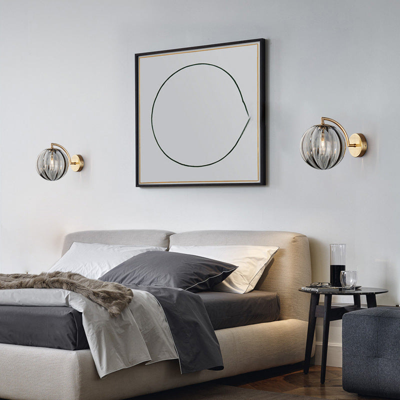 Zeitgenössische skandinavische runde Kugel Eisen Glas 1-Licht Wandlampe für Wohnzimmer