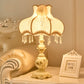 Frendorf | Vasora Europäische Tischlampe | Traditionelles Design | Vase aus Harz | Stoffschirm | Schlafzimmerbeleuchtung