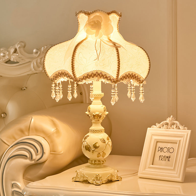 Frendorf | Vasora Europäische Tischlampe | Traditionelles Design | Vase aus Harz | Stoffschirm | Schlafzimmerbeleuchtung