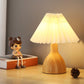 Zeitgenössische skandinavische Massivholz-Basis PVC Lampenschirm 1-Licht Tischlampe für Schlafzimmer