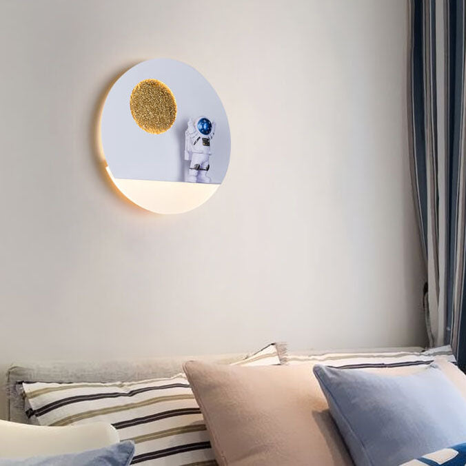 Zeitgenössische kreative Eisenharz runde Astronaut LED Wandleuchte Lampe für Schlafzimmer